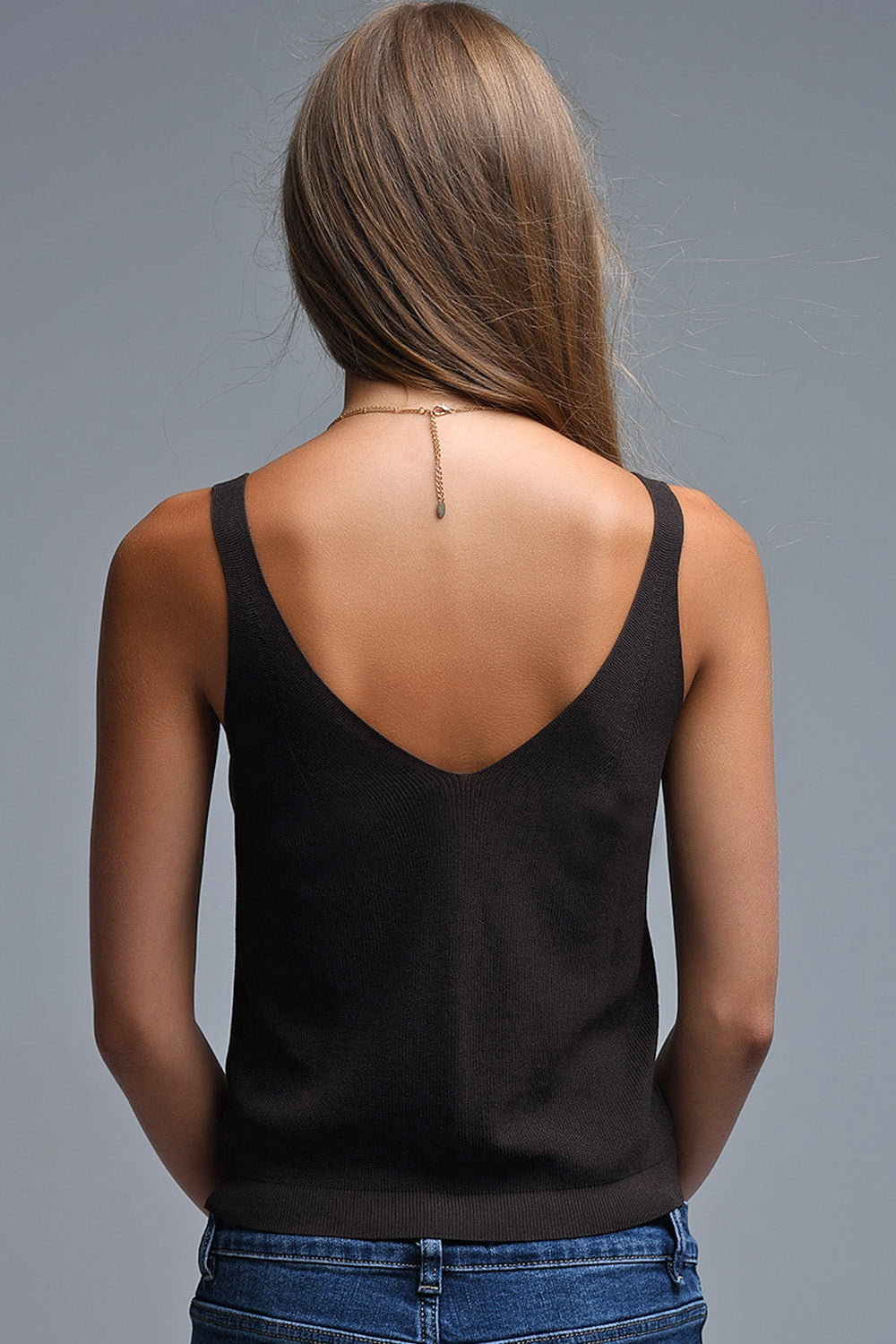 Top court boutonné en tricot marron