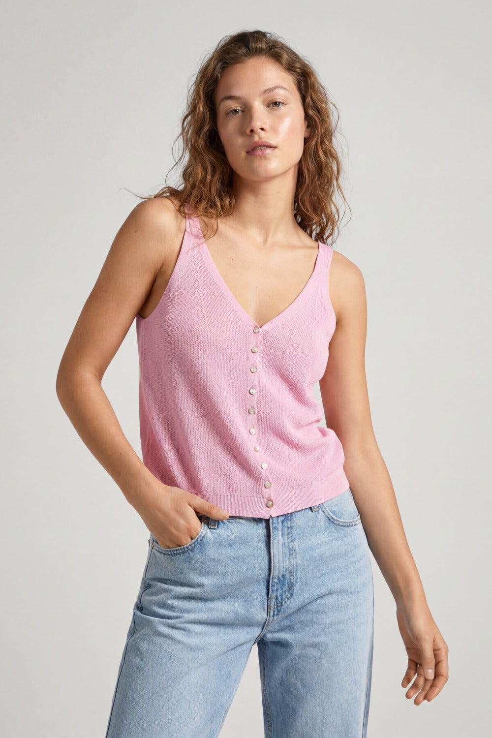 Top court boutonné en tricot rose bébé