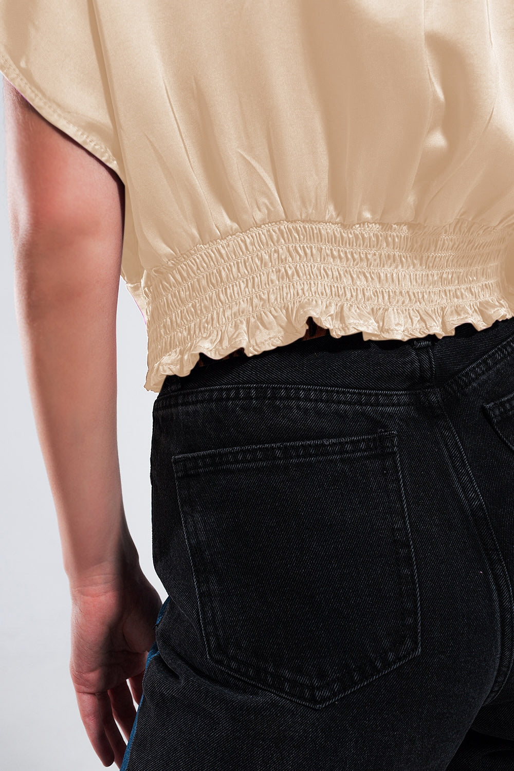 Top court en satin à manches courtes beige