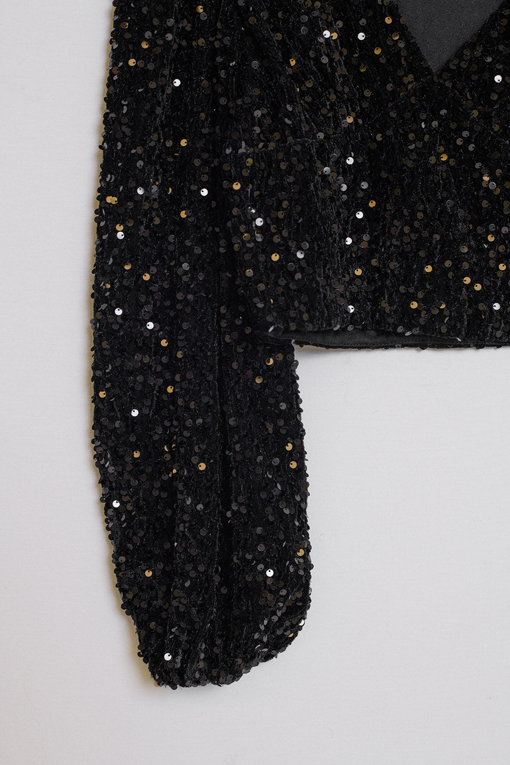 Top croisé à paillettes avec manches ballon et col en V en noir