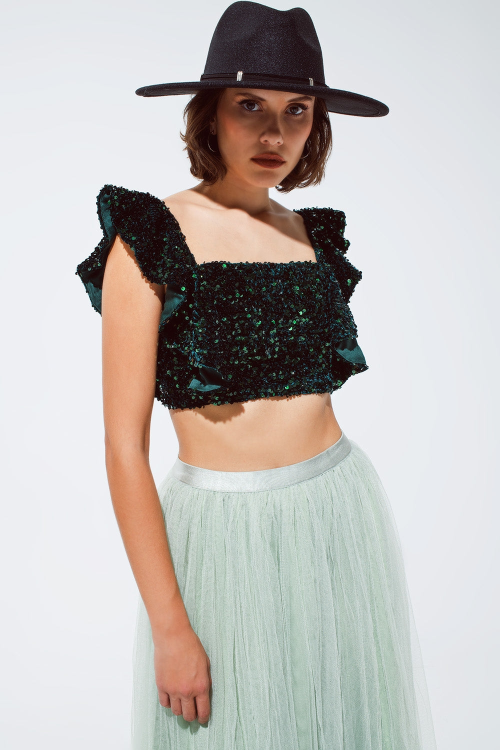 Top croisé à paillettes en vert avec larges bretelles