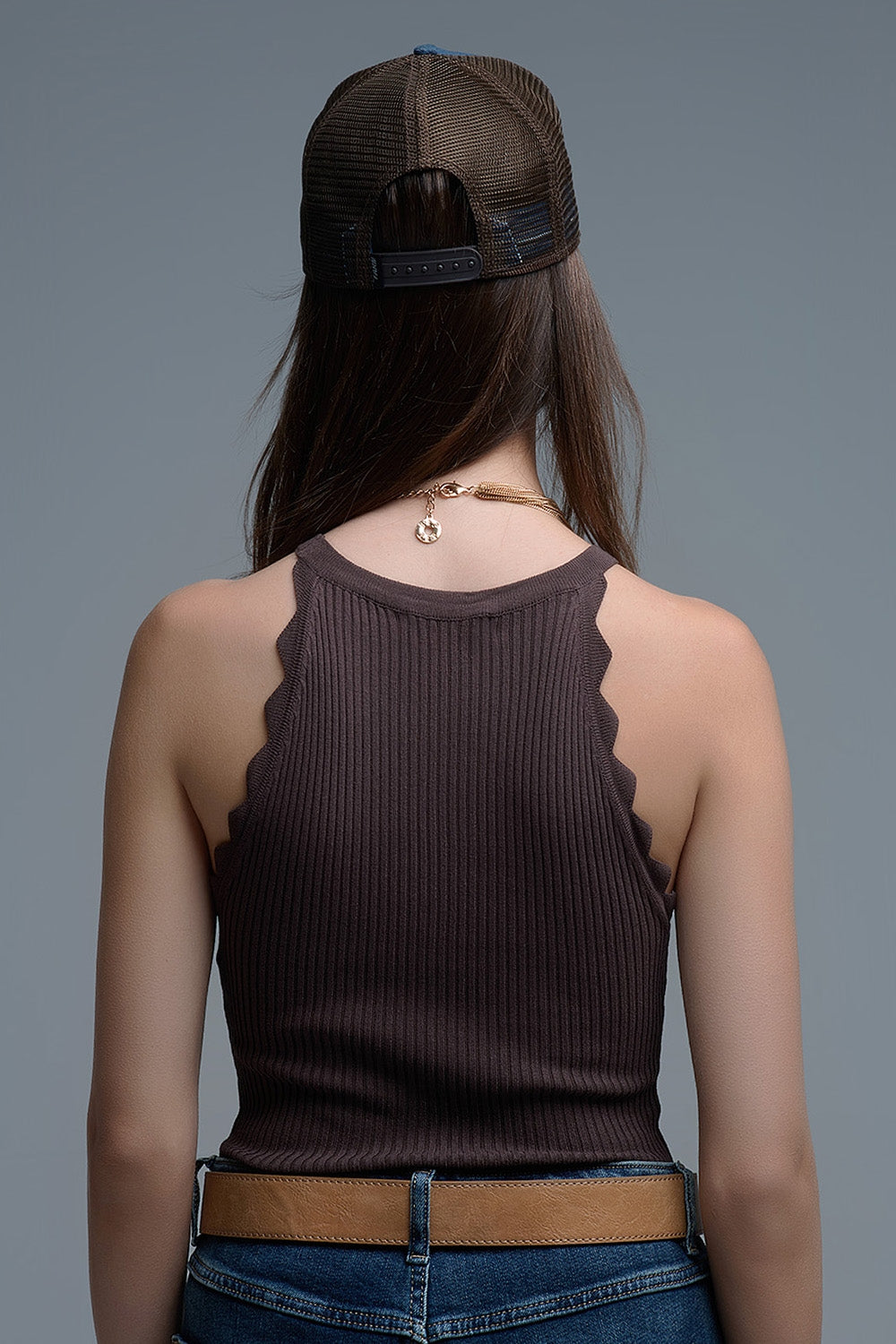 Top dos nu côtelé avec finition festonnée en brun