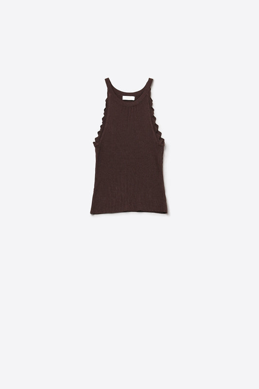 Q2 Top dos nu côtelé avec finition festonnée en brun