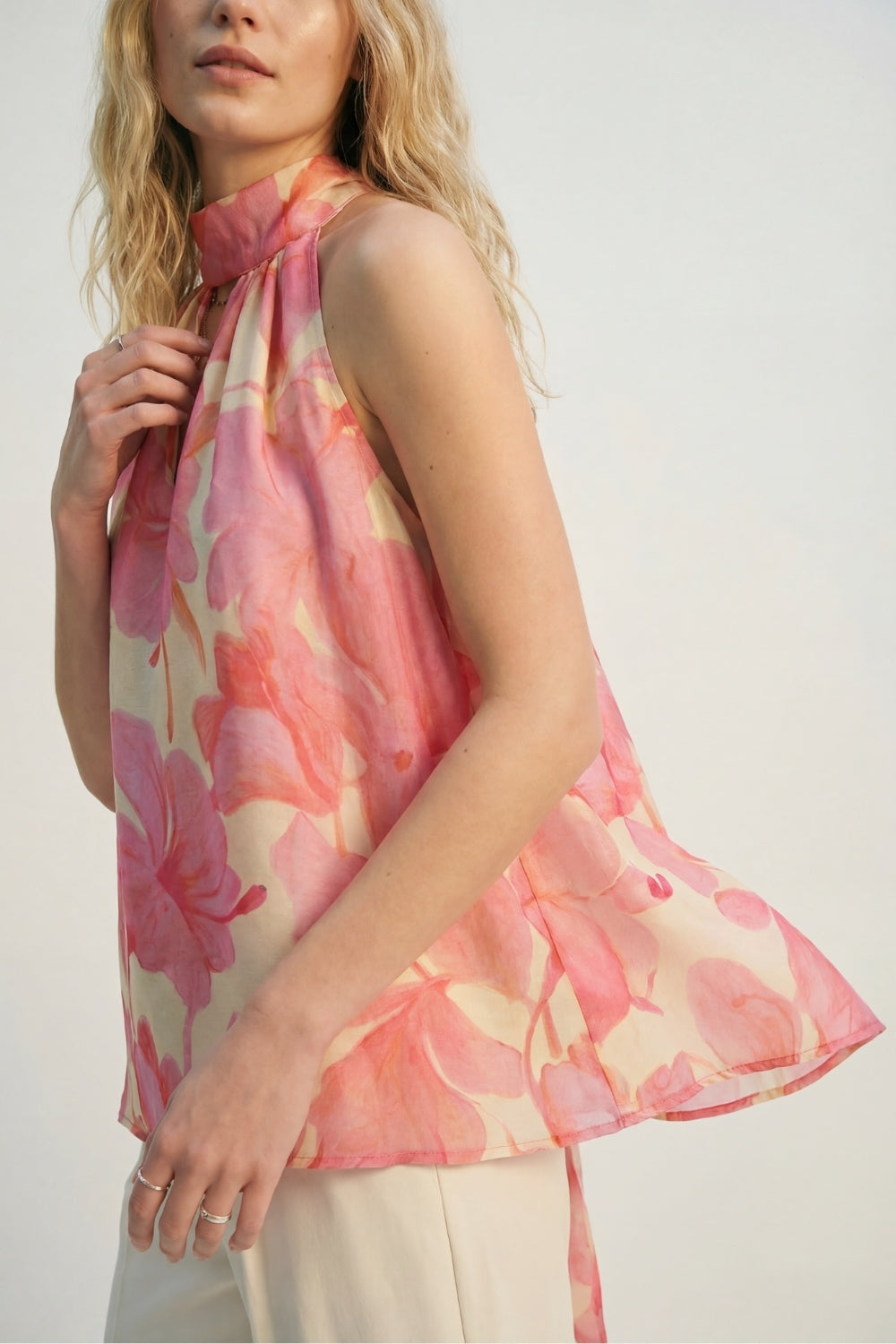 Top dos nu en mousseline florale rose