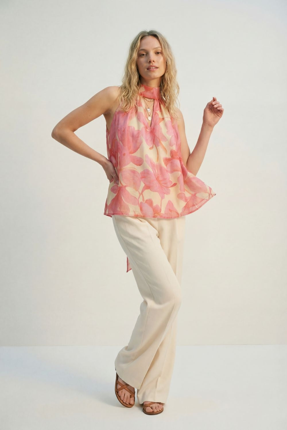 Top dos nu en mousseline florale rose