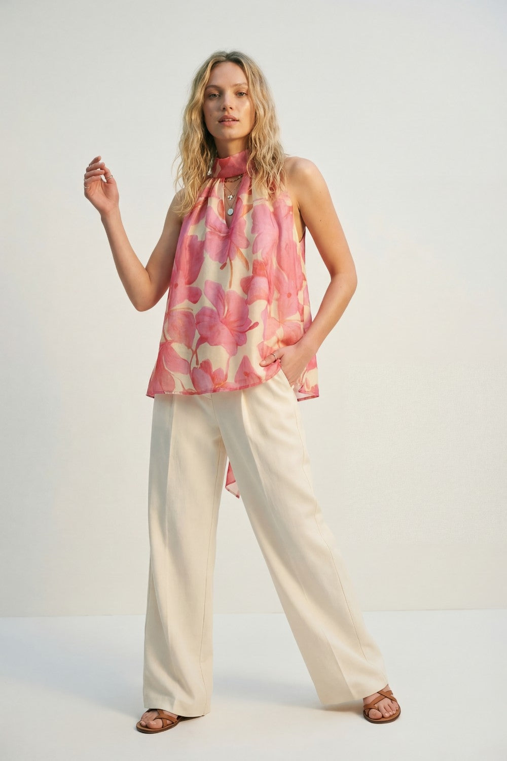 Top dos nu en mousseline florale rose