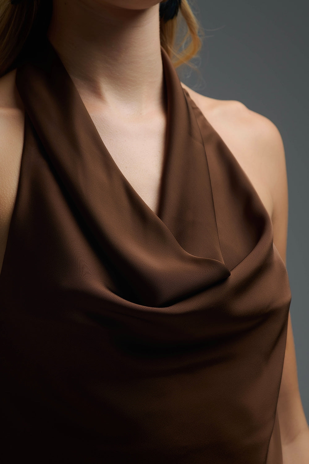 Top dos nu en satin marron avec encolure drapée