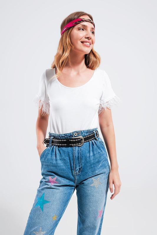 Q2 Top embelli avec poignets en fausses plumes en blanc