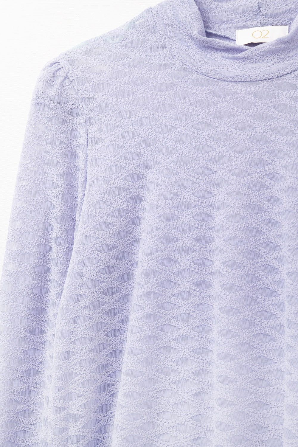 Top en dentelle lilas avec col montant et détails des poignets