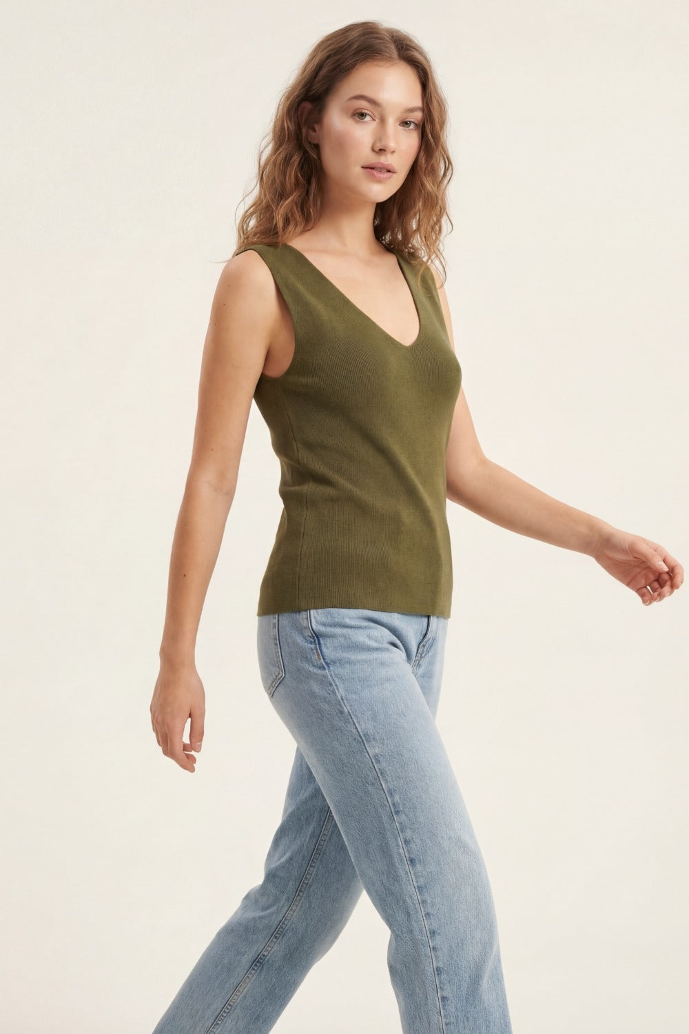 top en maille fine sans manches kaki avec col en V