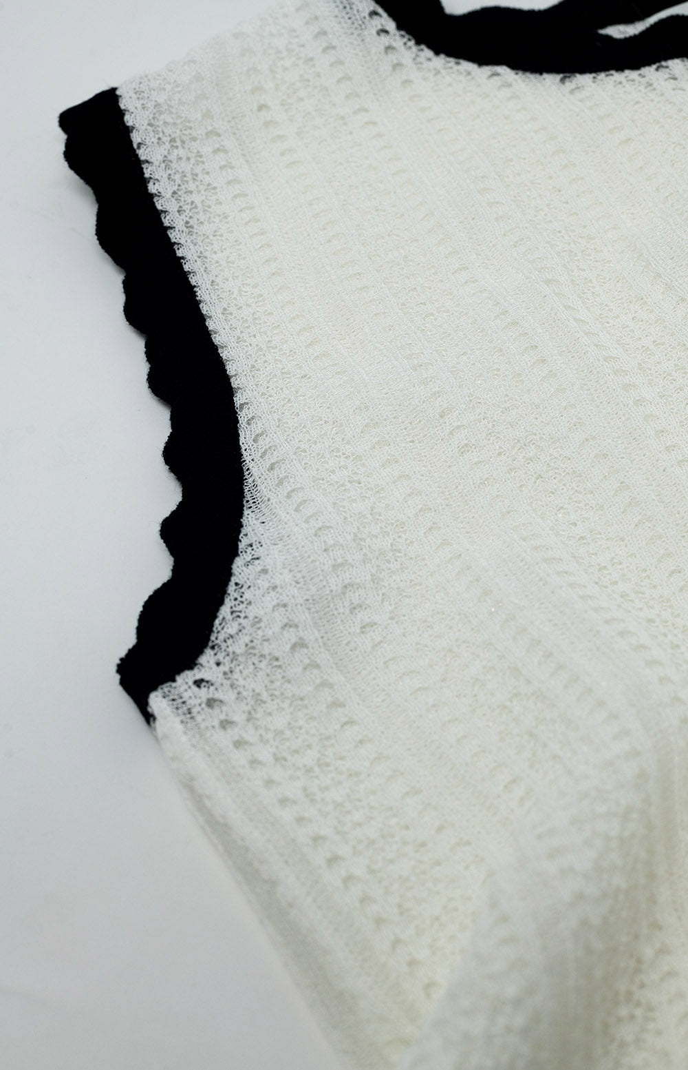top en maille pointelle blanche avec bordures ondulées noires