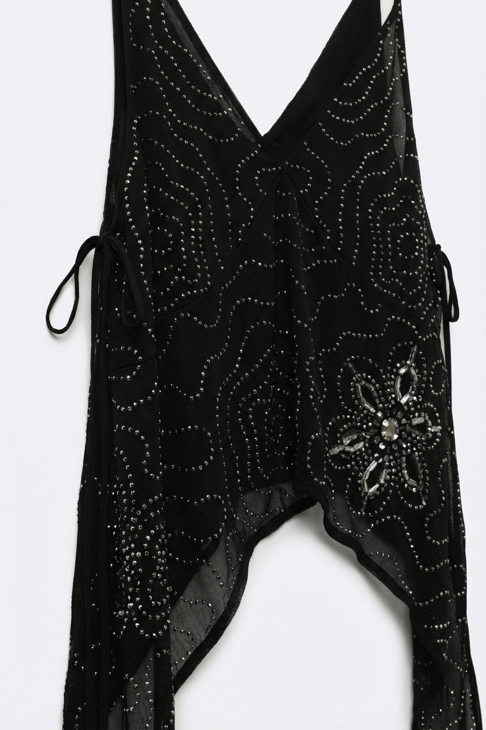 Top en mousseline noire à ourlet asymétrique avec embellissement de perles