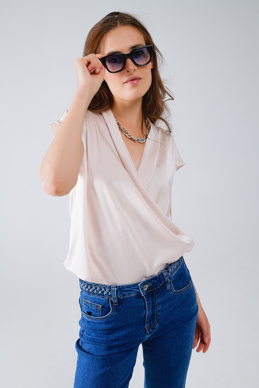 Top en soie croisée beige à col en V et manches courtes