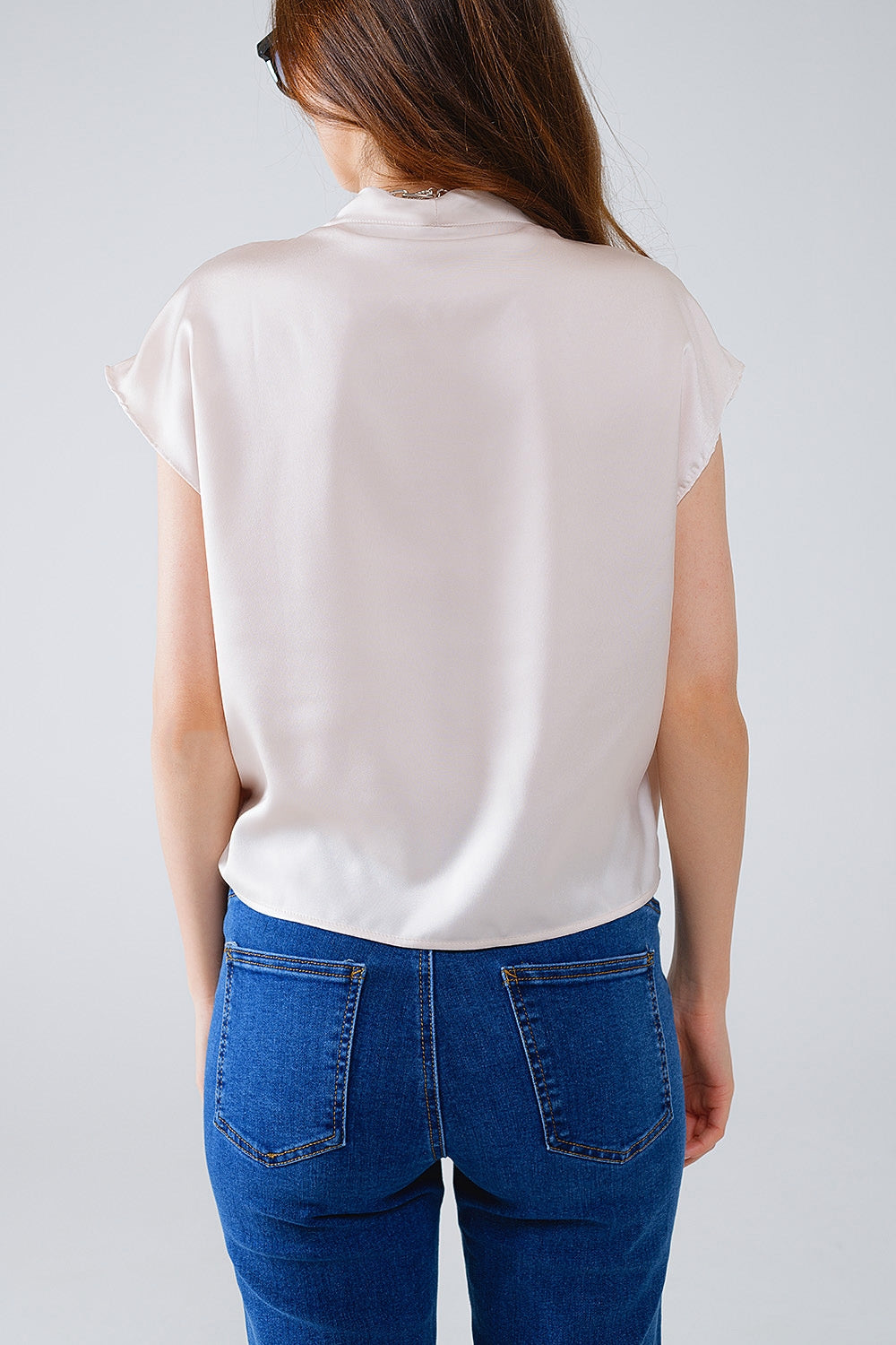 Top en soie croisée beige à col en V et manches courtes