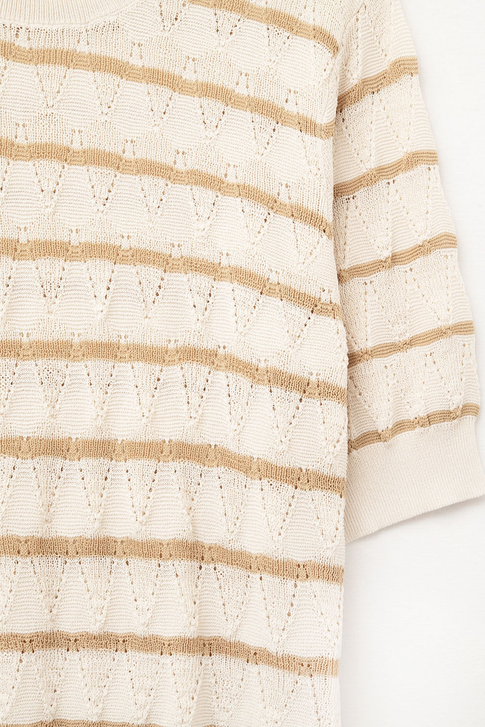 Top en tricot ajouré beige avec manches courtes et rayures dorées