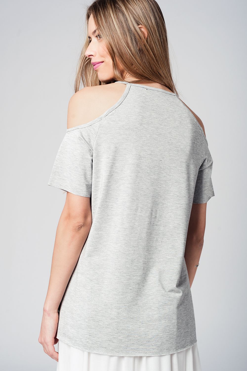 Top gris épaules dénudées