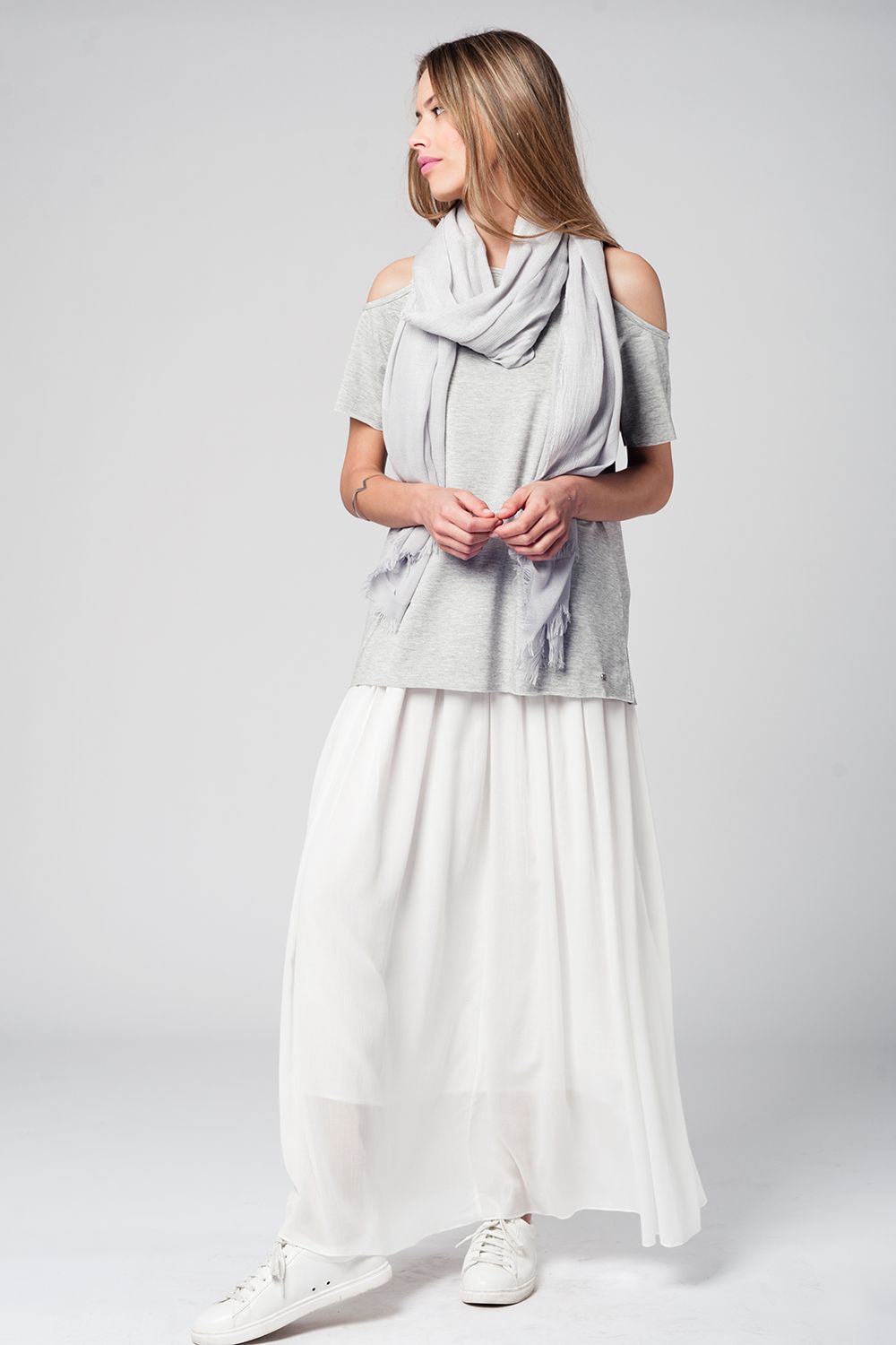 Top gris épaules dénudées