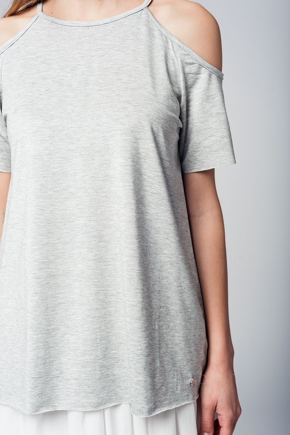 Top gris épaules dénudées