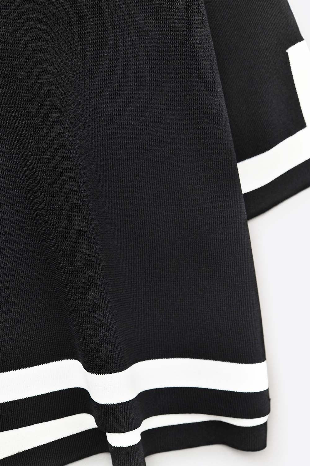 Top noir en maille fine avec rayures contrastées en blanc et manches 3/4