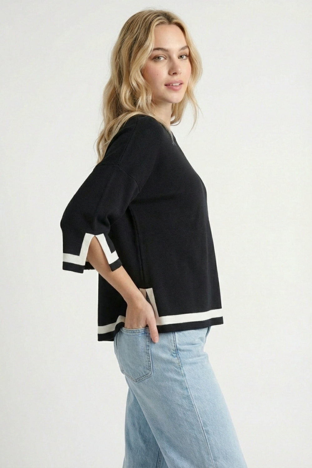 Top noir en maille fine avec rayures contrastées en blanc et manches 3/4