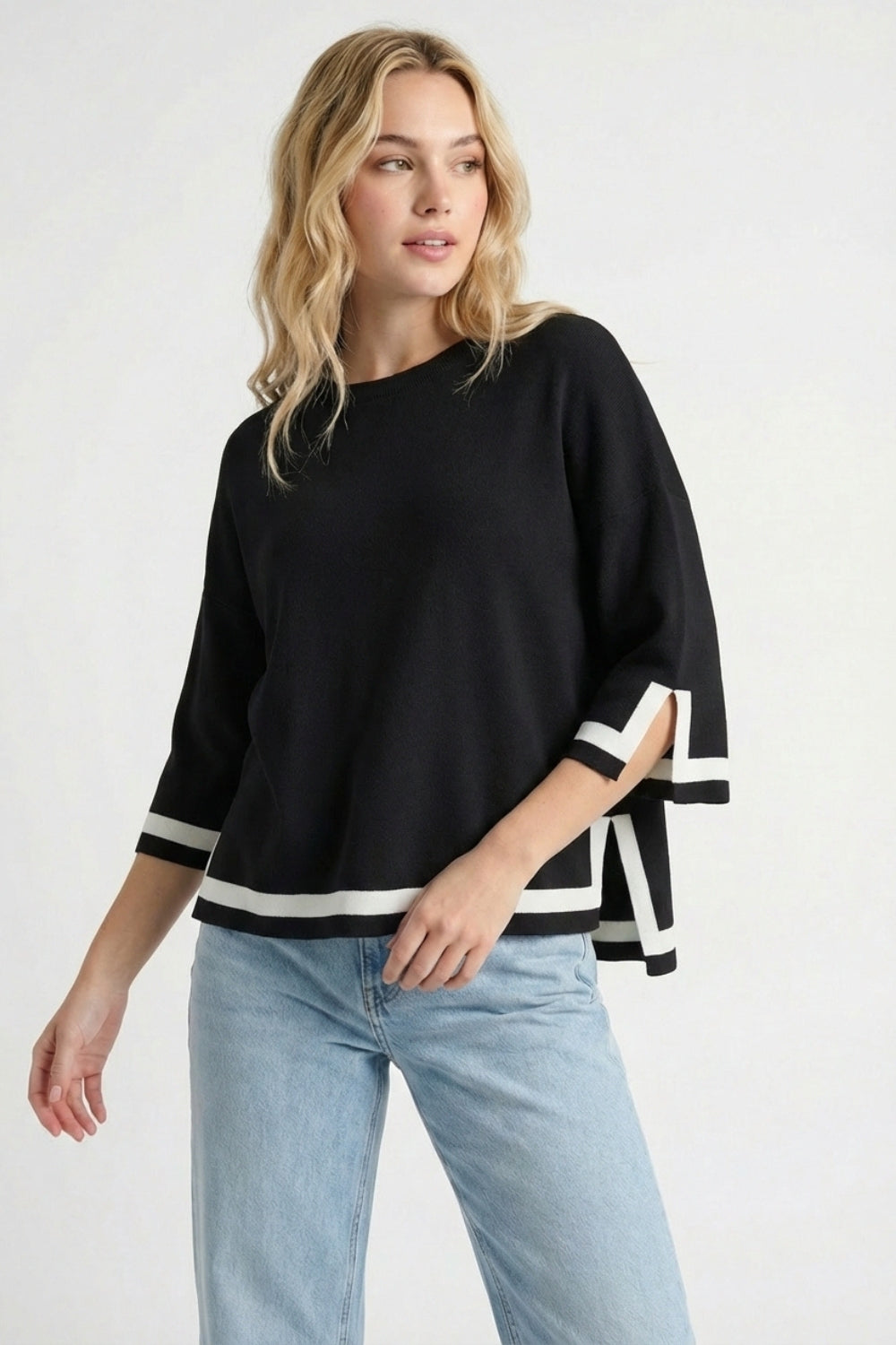 Top noir en maille fine avec rayures contrastées en blanc et manches 3/4