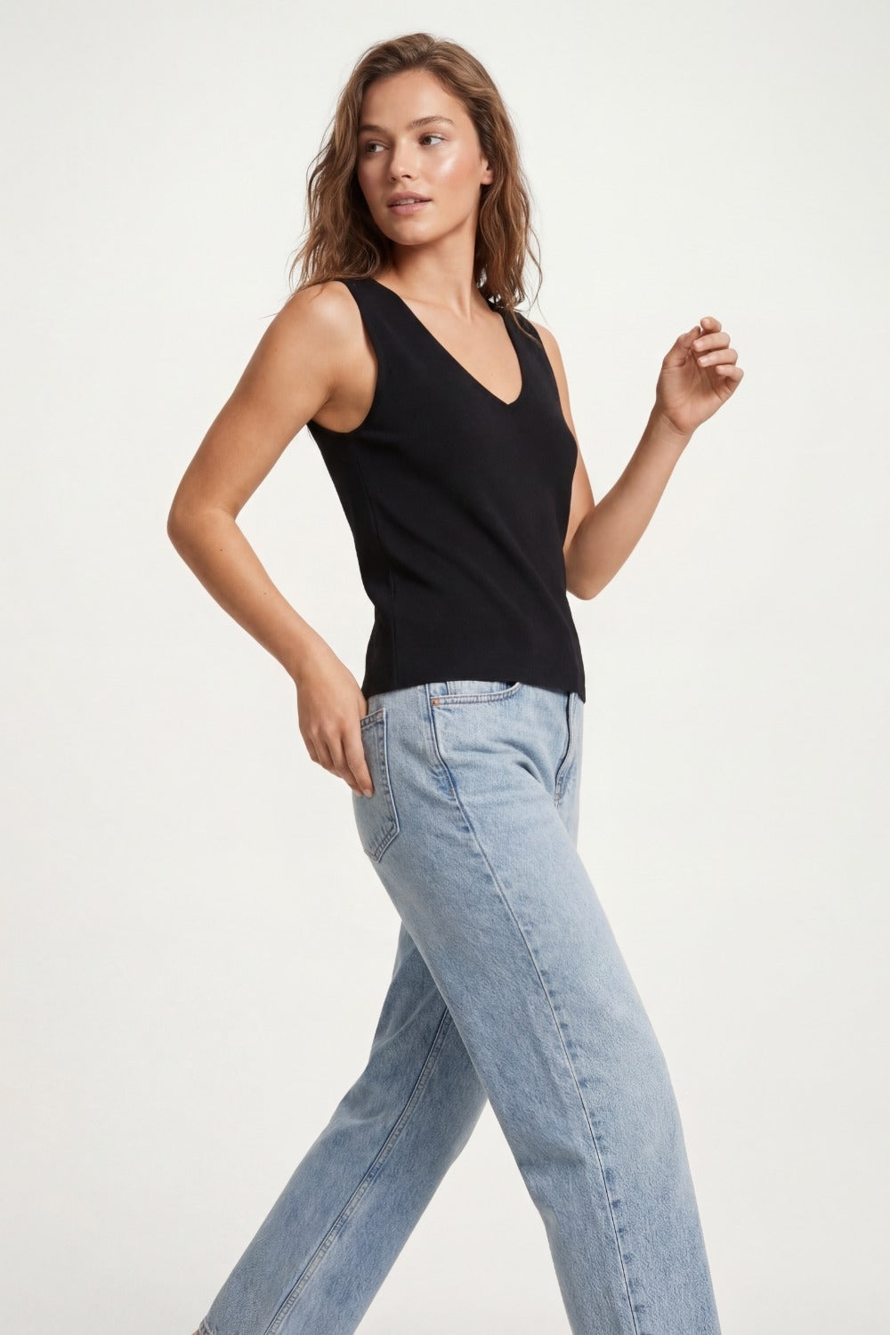 top noir sans manches en maille fine avec col en V