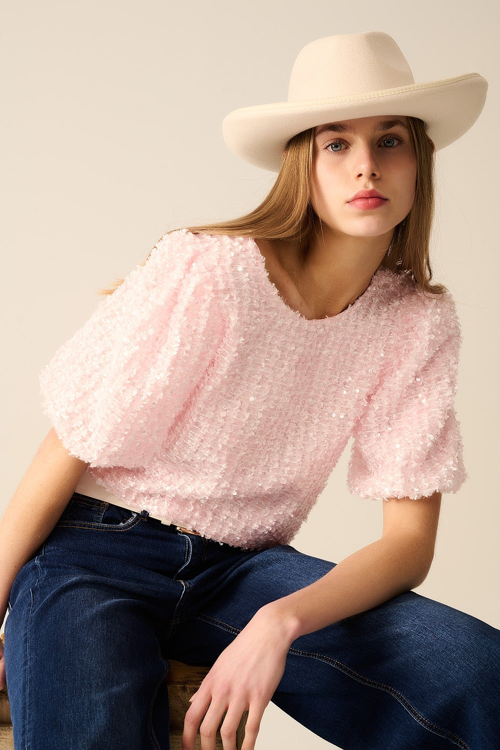 Q2 Top rose avec des détails en sequins et des manches bouffantes