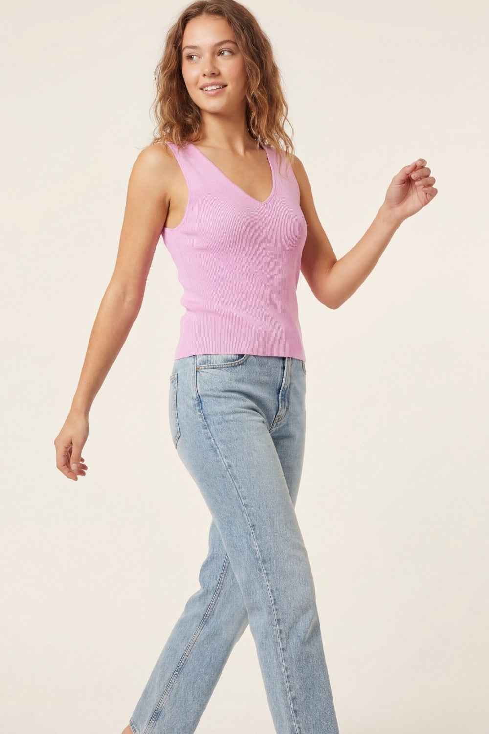 top sans manches en maille fine rose avec col en V