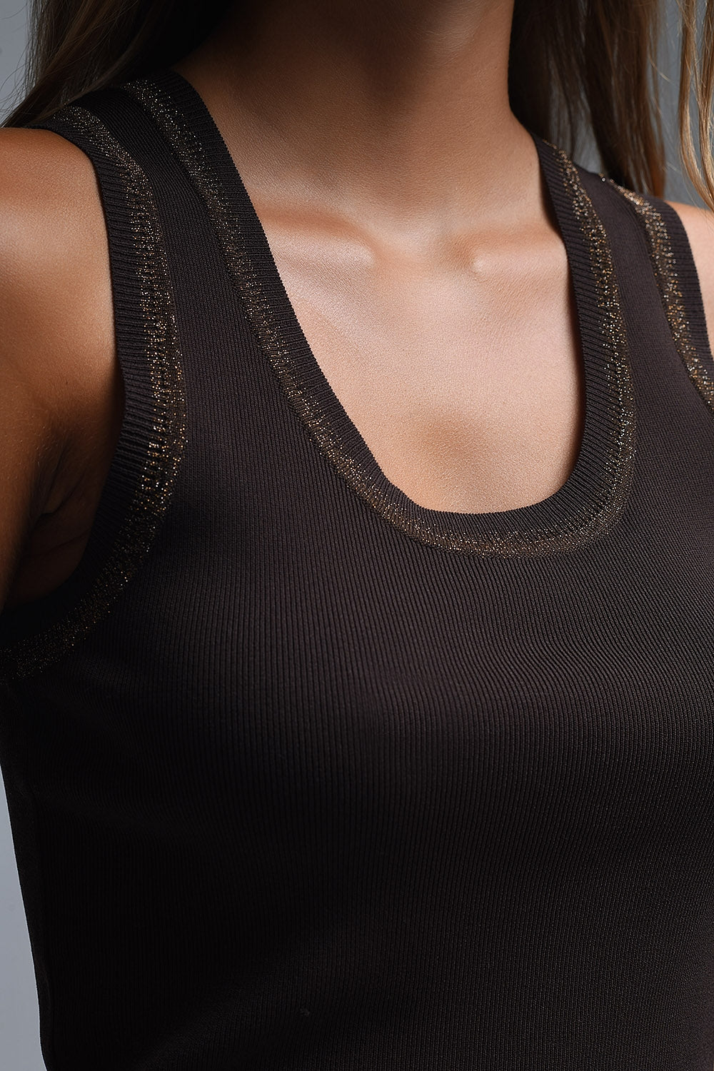 Top sans manches en tricot marron avec bordures métalliques