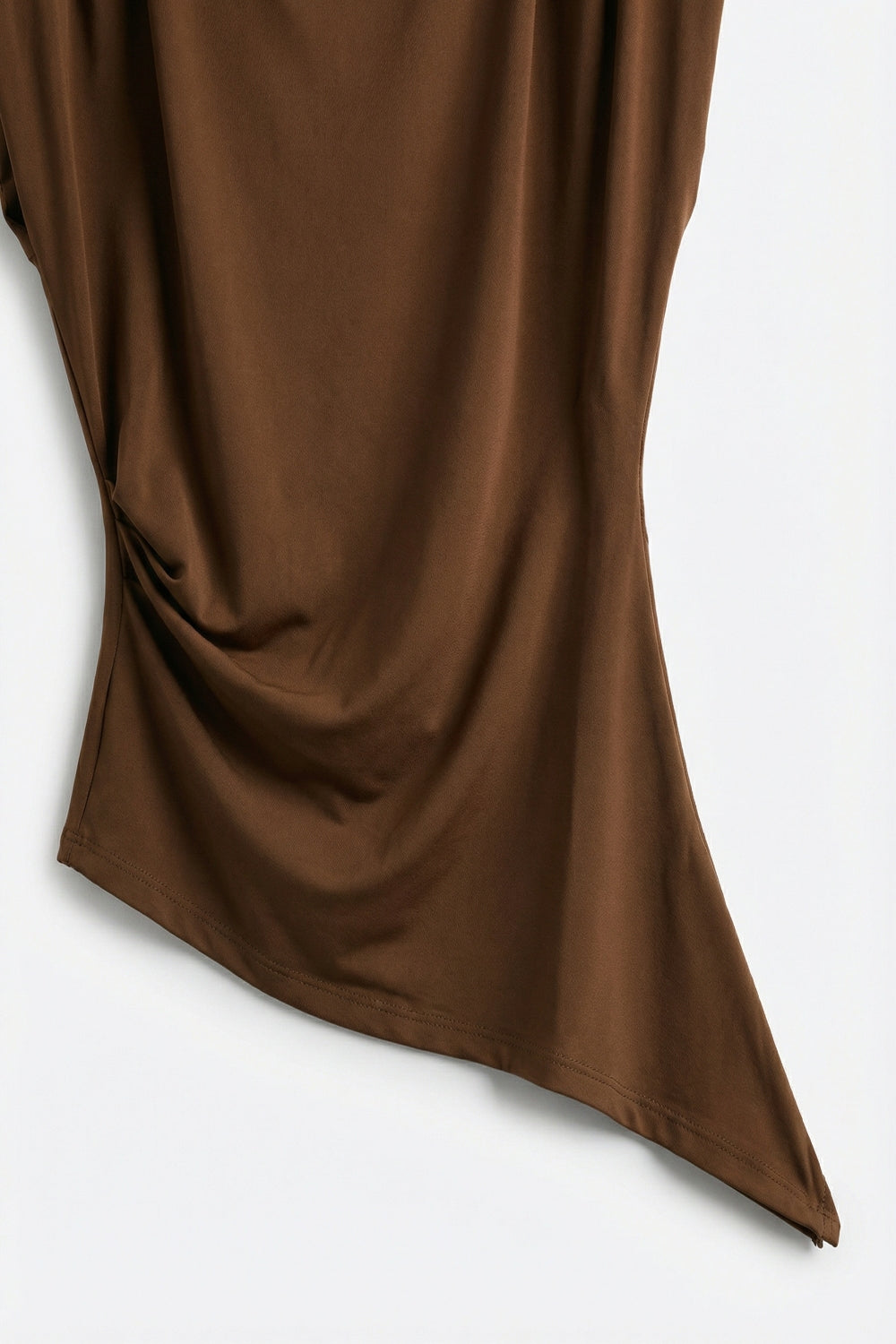 Top stretch asymétrique marron avec détail drapé