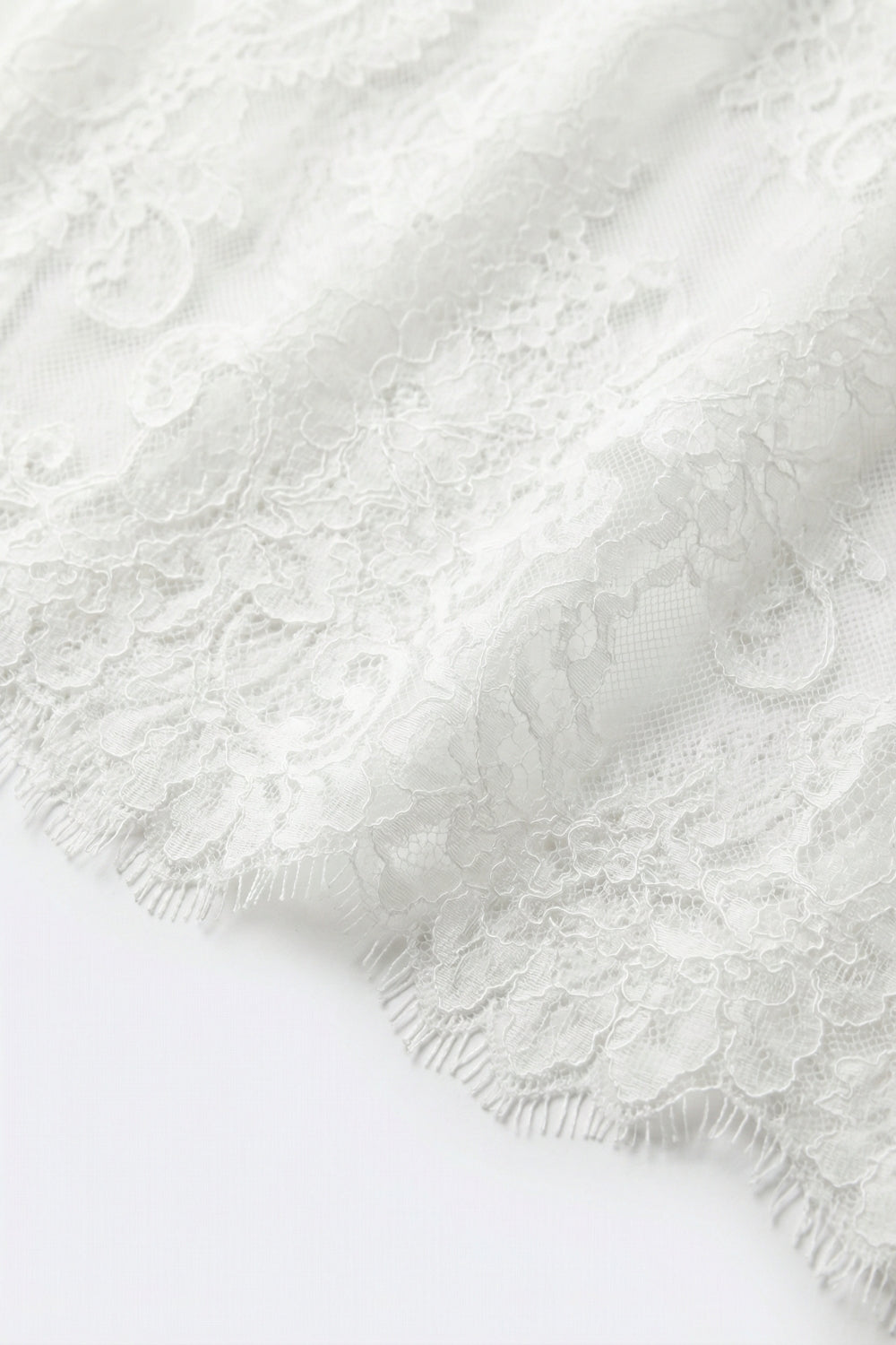 top transparent à manches longues en dentelle blanche avec détail floral