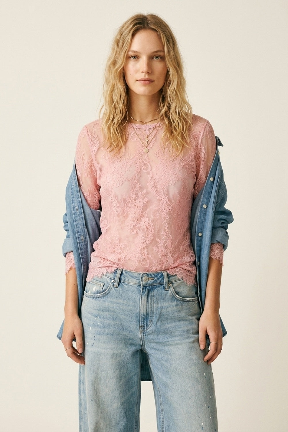 Q2 Top transparent à manches longues en dentelle rose avec détail floral