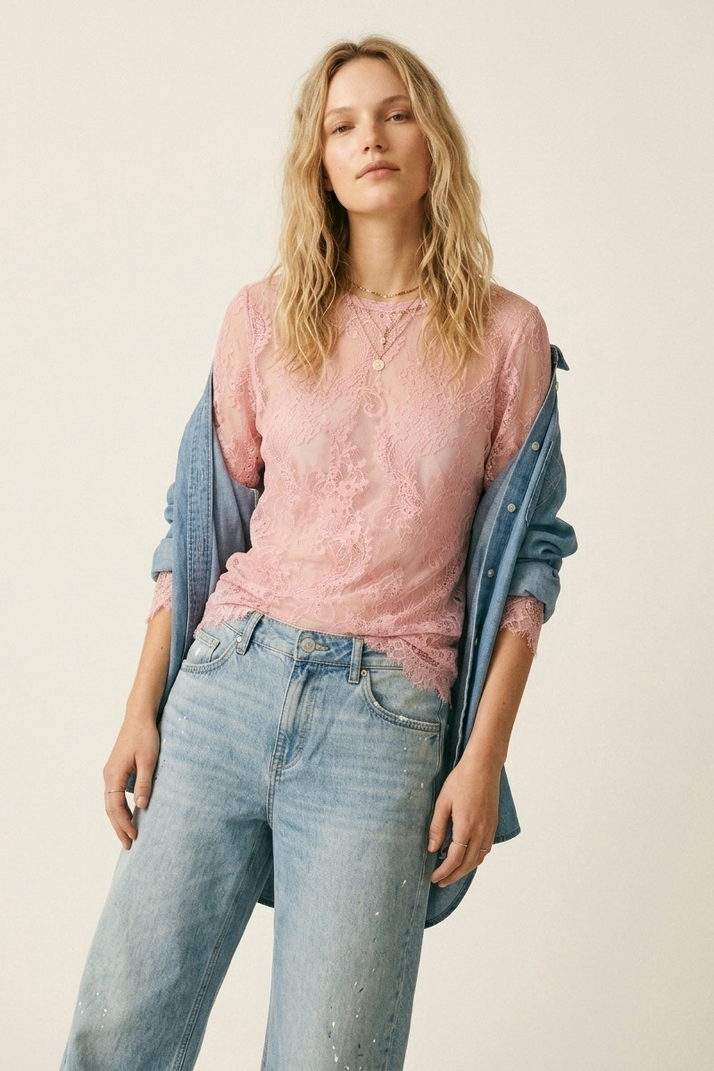 Top transparent à manches longues en dentelle rose avec détail floral