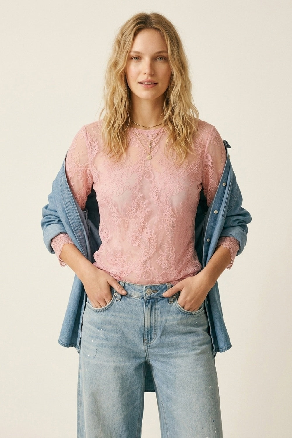 Top transparent à manches longues en dentelle rose avec détail floral