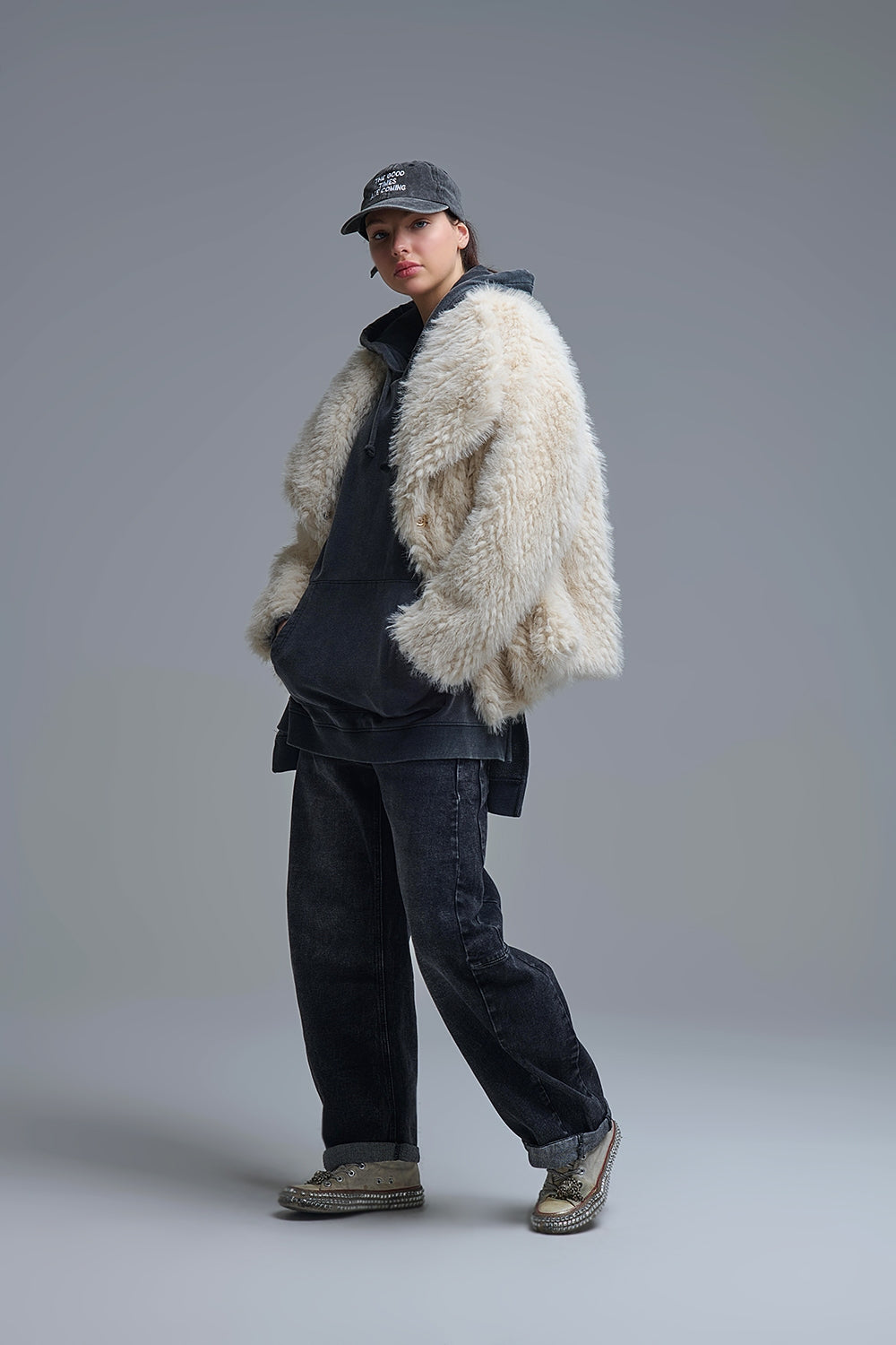 Veste chic en fausse fourrure beige à col large