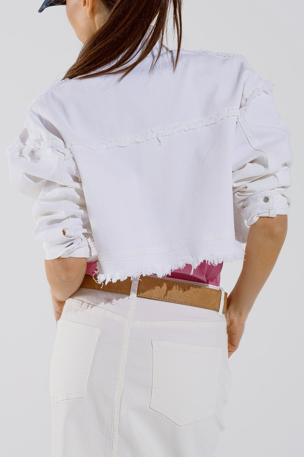 Veste courte avec poches sur la poitrine et détails floraux en rose