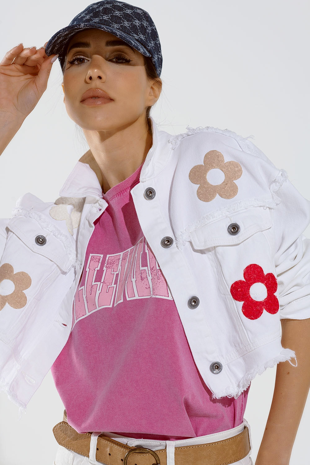 Veste courte avec poches sur la poitrine et détails floraux en rose