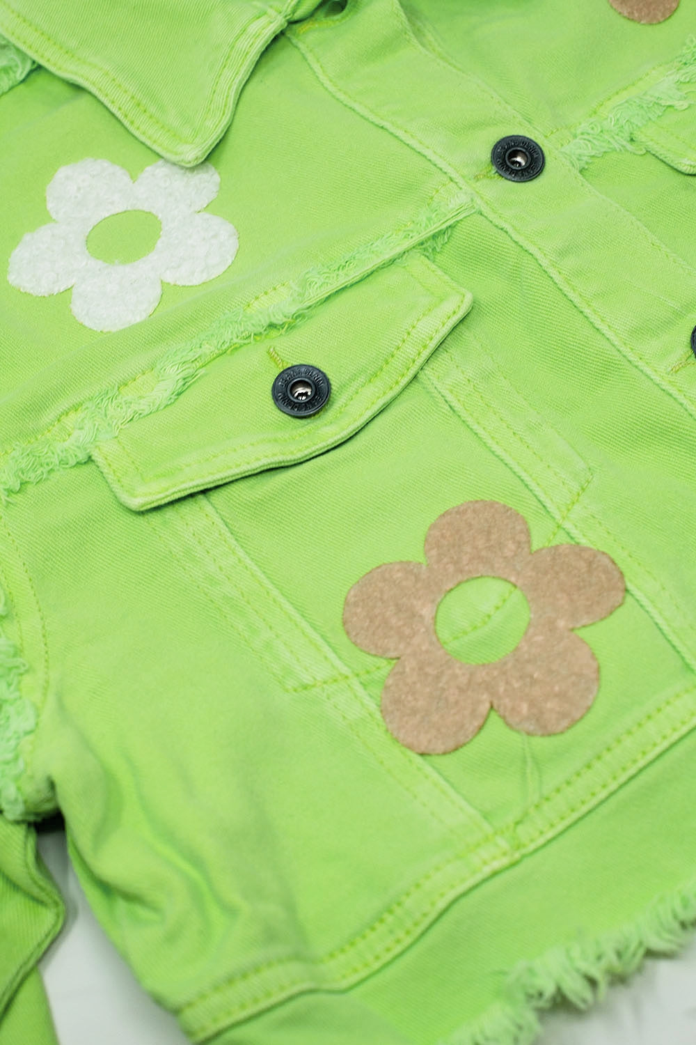 Veste courte avec poches sur la poitrine et détails floraux en vert