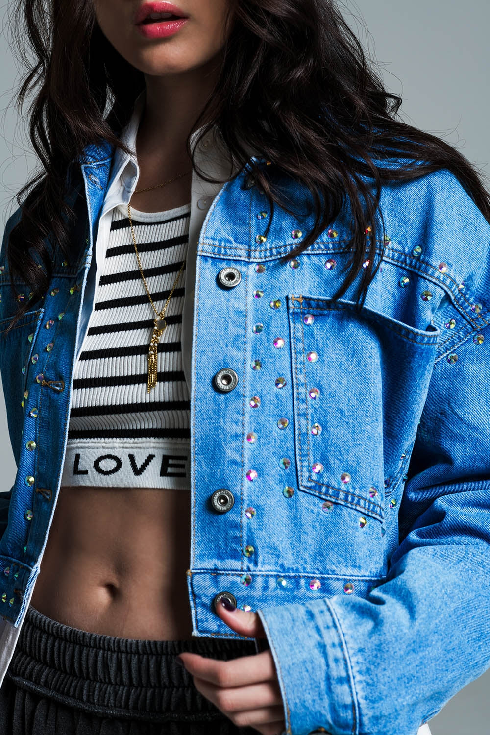 Veste croisée en denim bleu avec clous et poches sur la poitrine