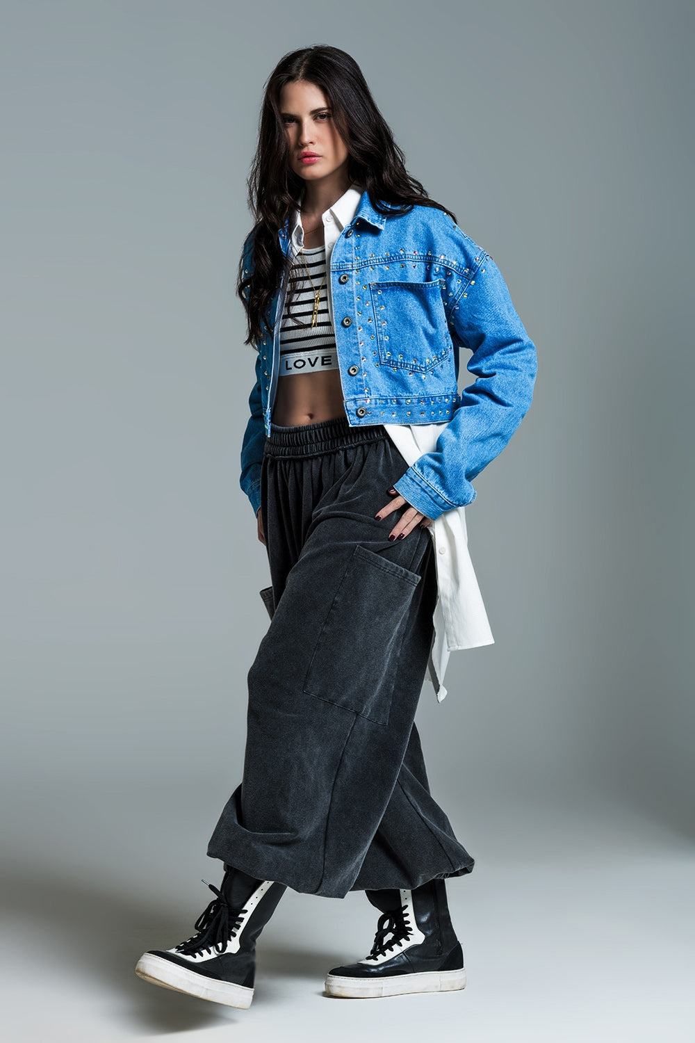 Veste croisée en denim bleu avec clous et poches sur la poitrine