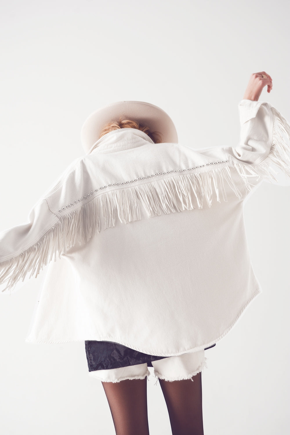 Veste en denim à franges embellies en blanc