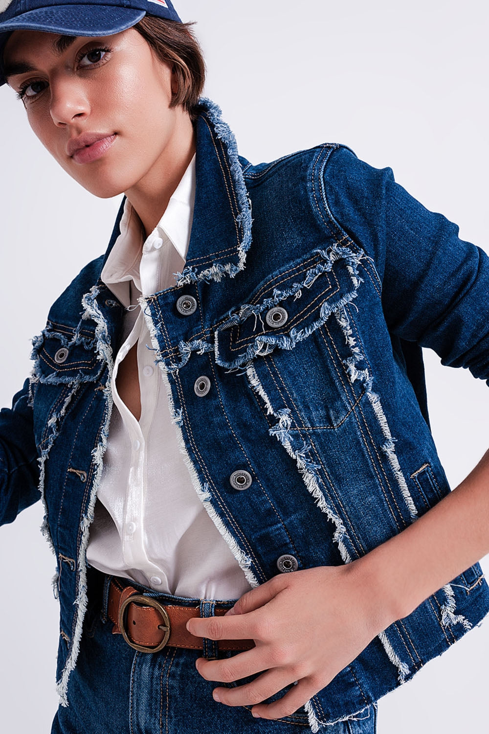 Veste en denim délavé avec motif effiloché et ourlet non fini