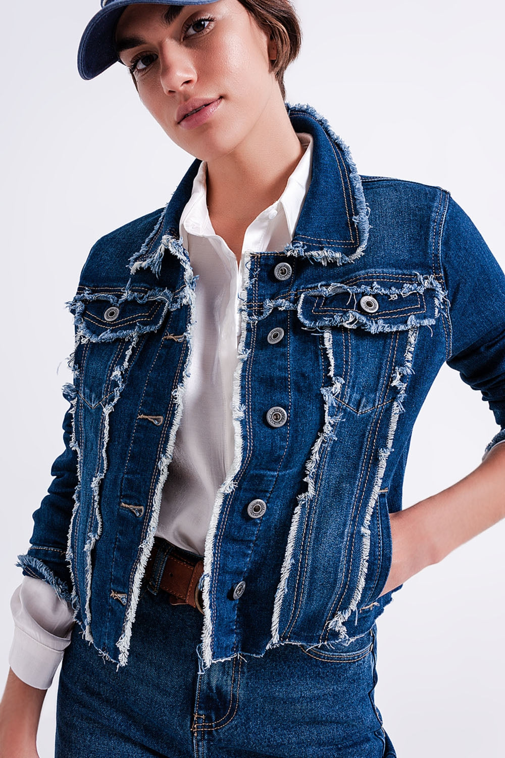 Veste en denim délavé avec motif effiloché et ourlet non fini