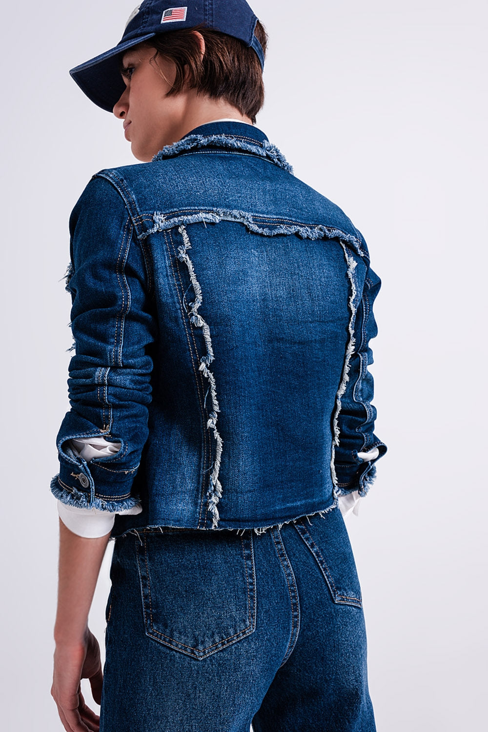 Veste en denim délavé avec motif effiloché et ourlet non fini