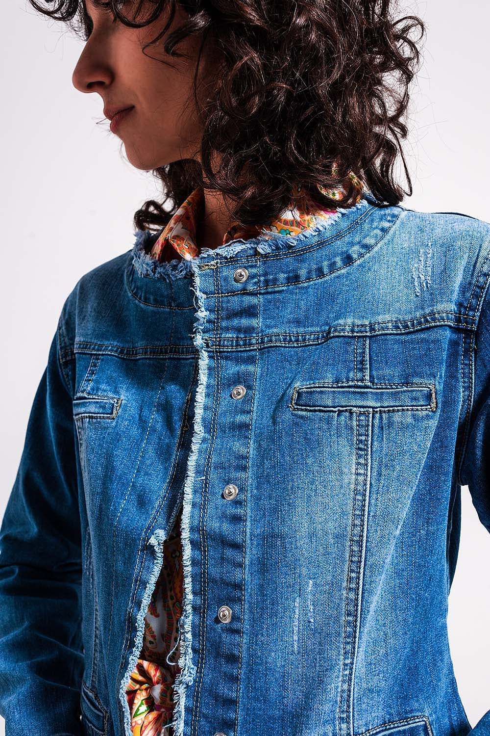 Veste en denim légèrement délavé avec ourlet brut