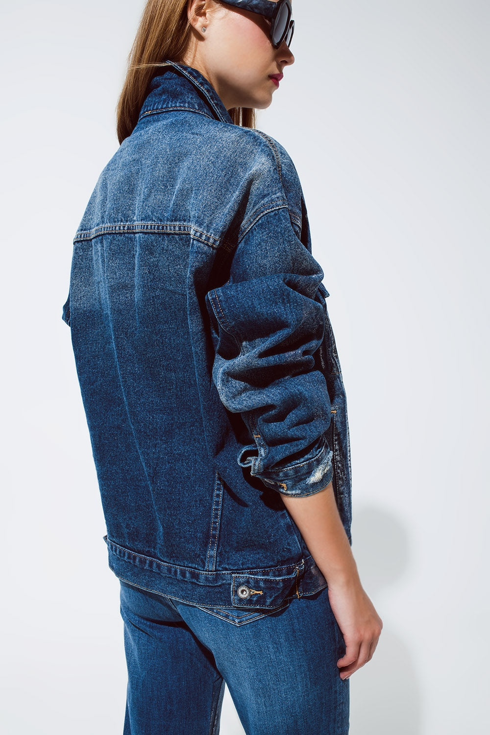 Veste en denim surdimensionnée avec finition métallique argentée