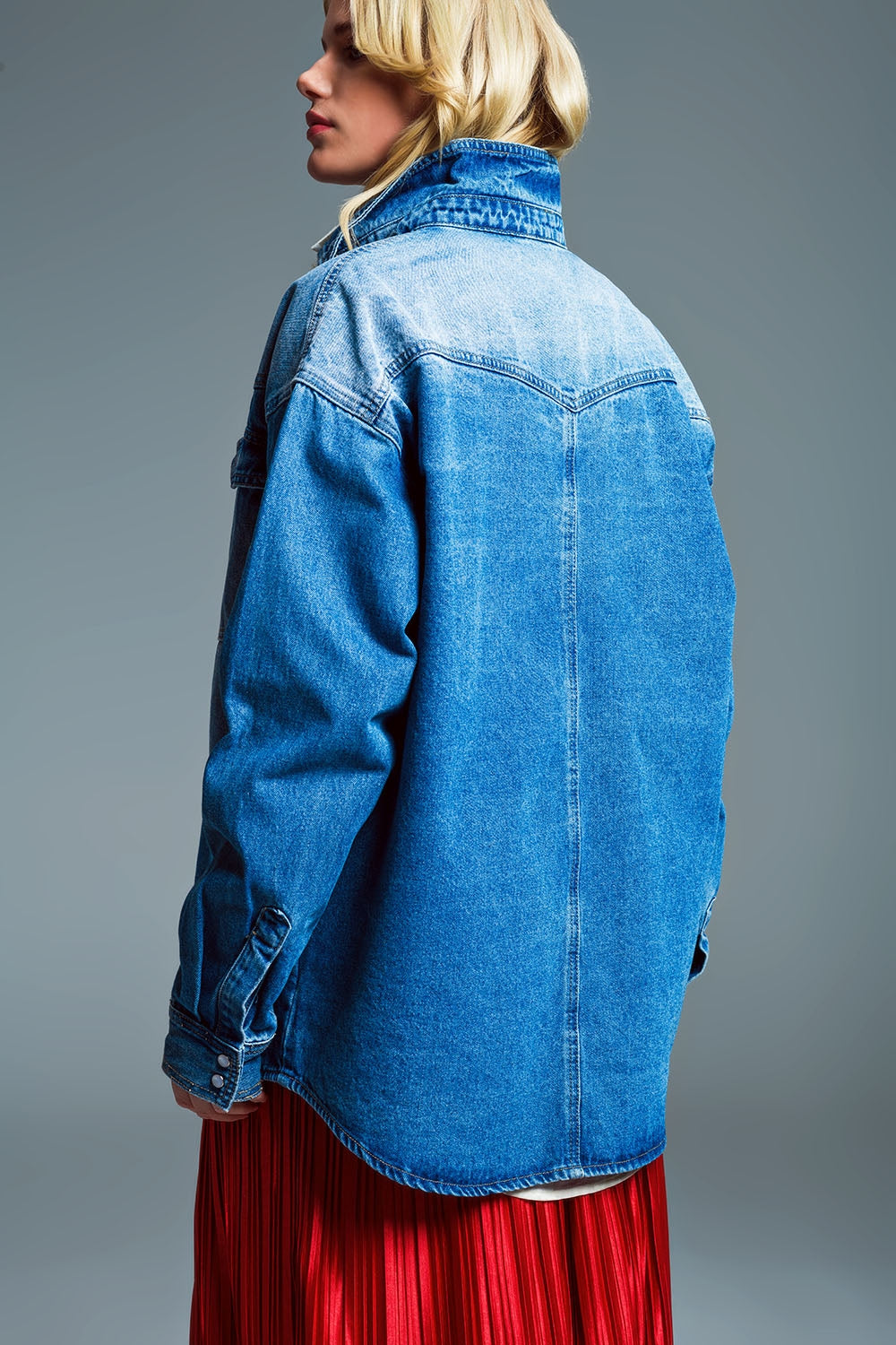 Veste en denim surdimensionnée de style cargo en délavage moyen.