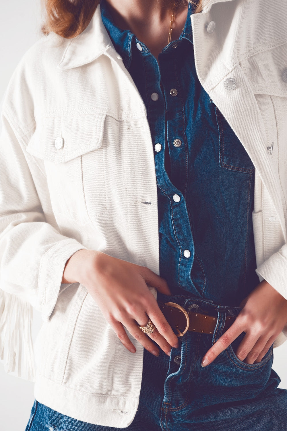 Veste en jean à franges et à ornements en blanc