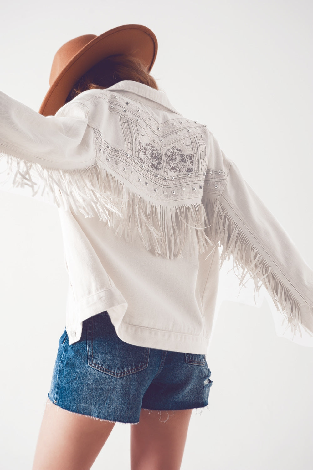 Q2 Veste en jean à franges et à ornements en blanc