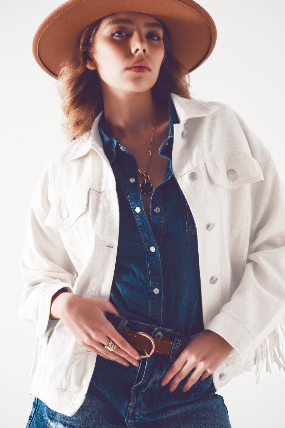 Veste en jean à franges et à ornements en blanc